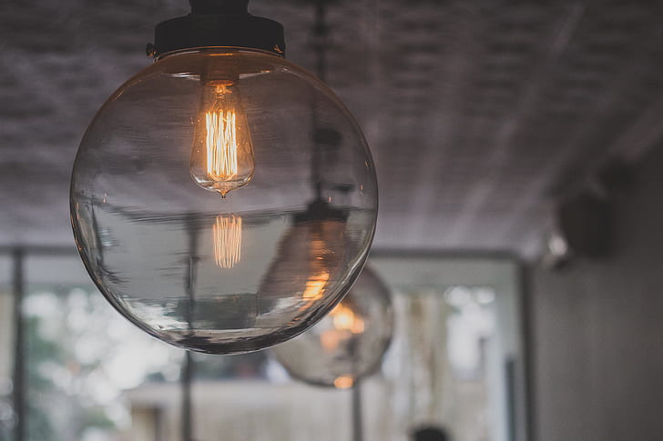 Breng warmte en gezelligheid in huis met kaarsen en verlichting